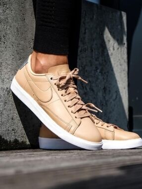 NIKE BLAZER LOW. VANCHETTA TAN/SIZE:7